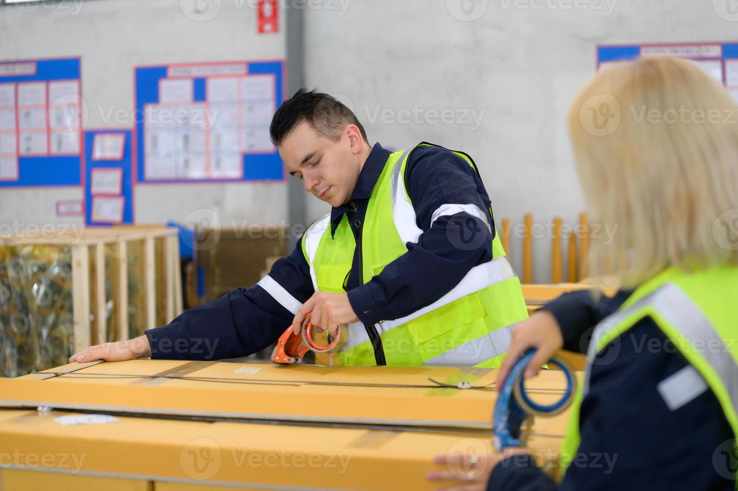 grupo de trabajador en auto partes almacén embalaje pequeño partes en cajas después inspeccionando el coche partes ese son Listo a ser expedido a el coche montaje planta. foto