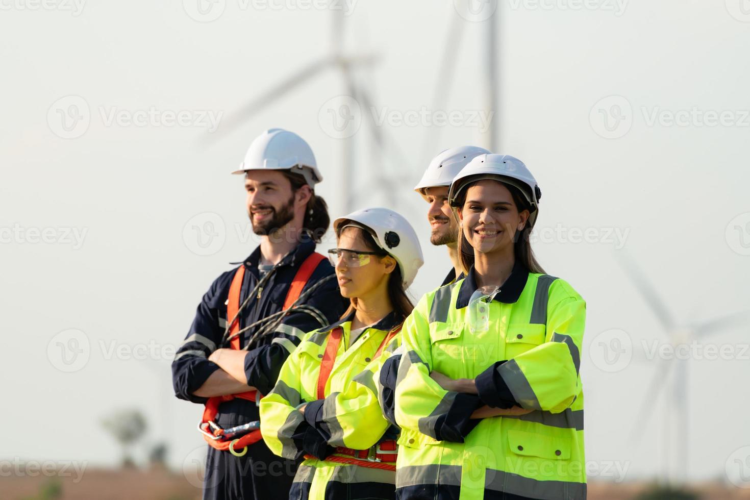 retrato de ingeniero estacionado a el natural energía viento turbina sitio. con diario auditoría Tareas de mayor viento turbina operaciones ese transformar viento energía dentro eléctrico electricidad foto