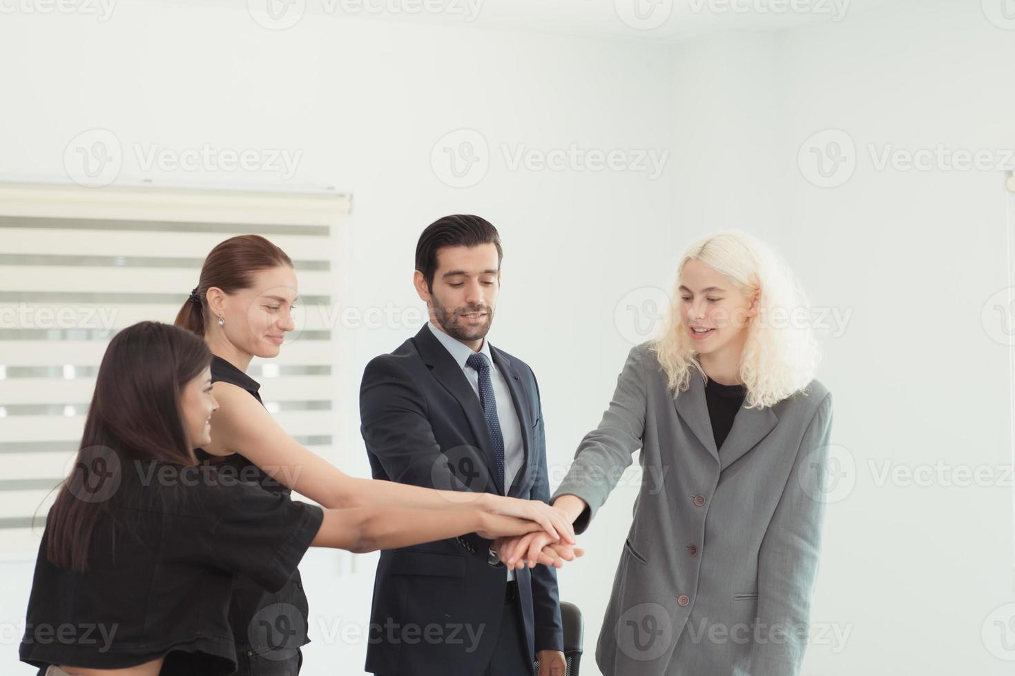 en el empresa reunión habitación joven ejecutivos son lluvia de ideas ideas acerca de un nuevo negocio ese será lanzamiento grande pronto. foto