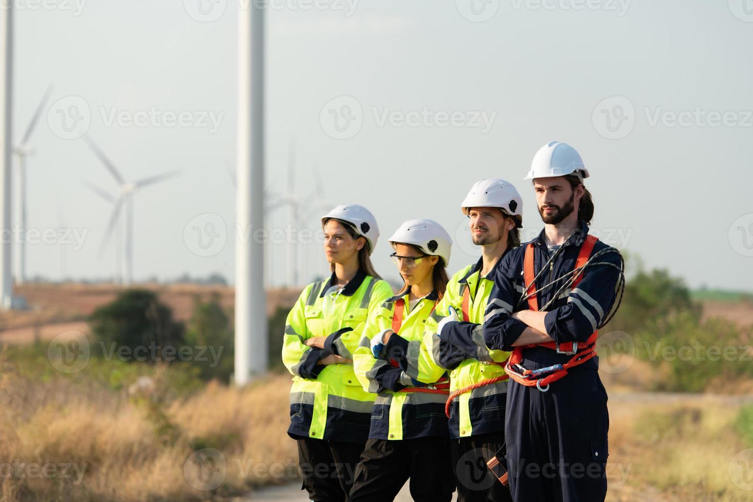 retrato de ingeniero estacionado a el natural energía viento turbina sitio. con diario auditoría Tareas de mayor viento turbina operaciones ese transformar viento energía dentro eléctrico electricidad foto