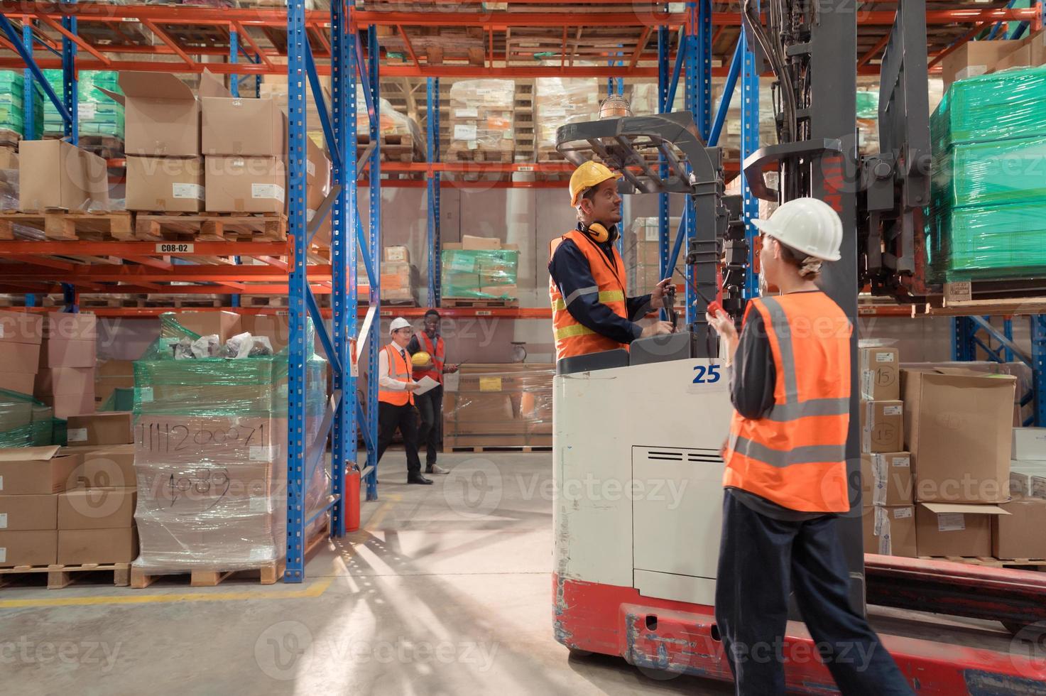 gerentes, capataces y almacén trabajadores consultar juntos acerca de consiguiendo el bienes fuera de el almacén a terminar enviando el pequeño comerciantes esta noche. foto