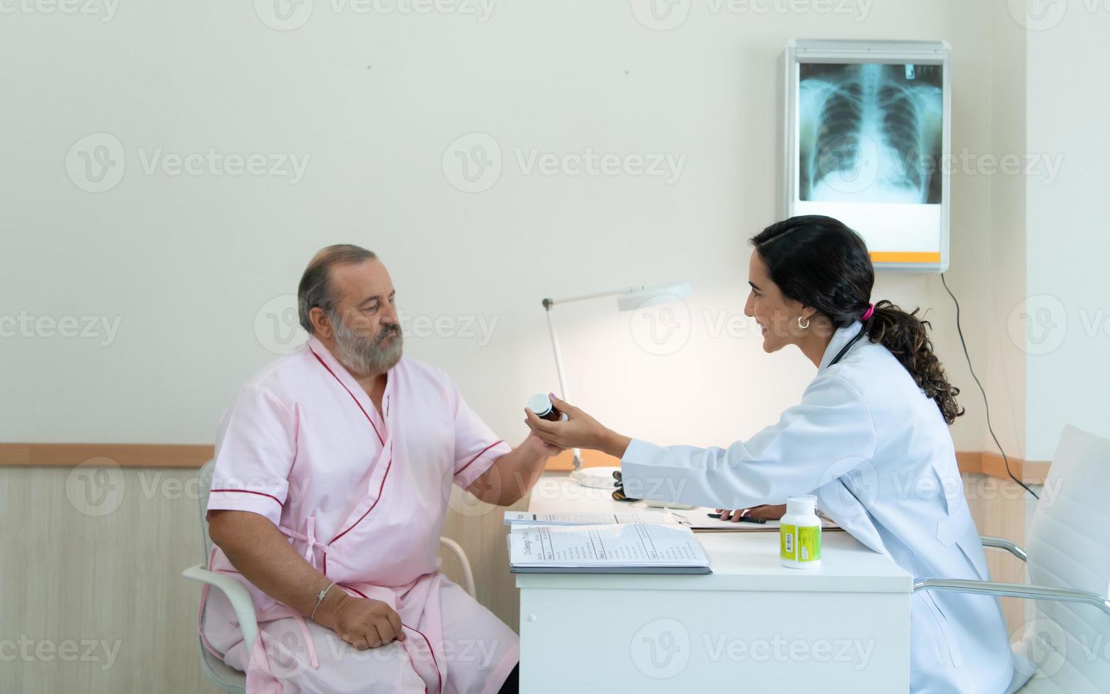 un hembra médico examina el enfermedad y da Consejo en tomando medicamento. para mayor pacientes recepción tratamiento foto