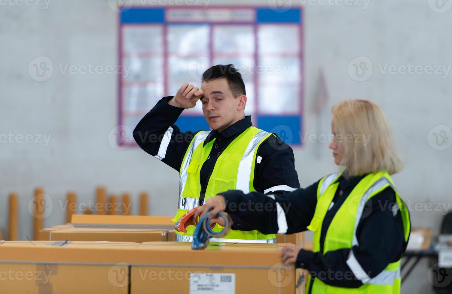 grupo de trabajador en auto partes almacén embalaje pequeño partes en cajas después inspeccionando el coche partes ese son Listo a ser expedido a el coche montaje planta. foto