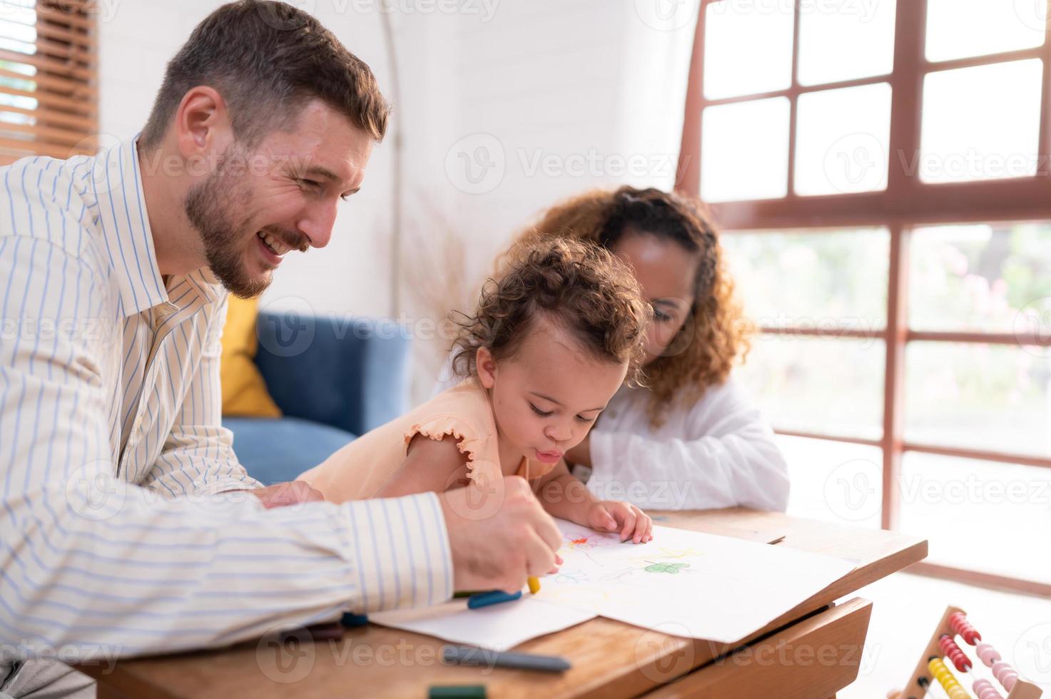 un pequeño niño imaginación es representado mediante de colores lápiz dibujos, con el padres atentamente supervisando en el vivo habitación de el casa. foto