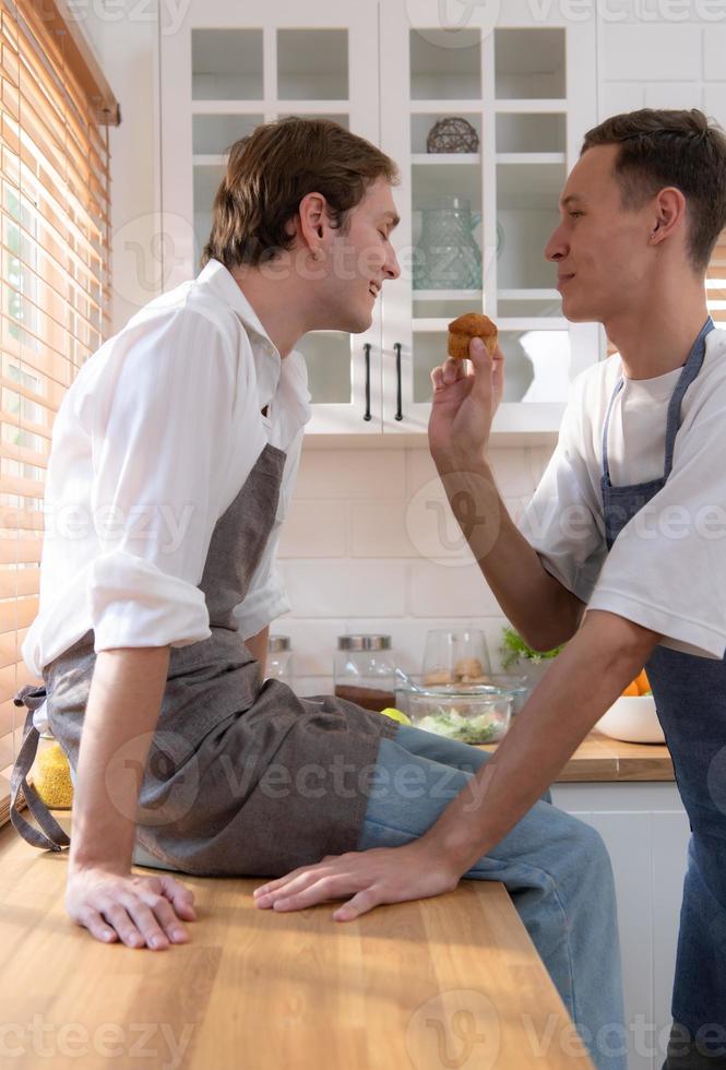 un joven Pareja entra el cocina a preparar cena para celebrando el aniversario de siendo juntos para muchos años foto