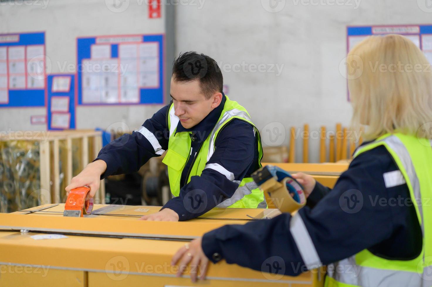 grupo de trabajador en auto partes almacén embalaje pequeño partes en cajas después inspeccionando el coche partes ese son Listo a ser expedido a el coche montaje planta. foto