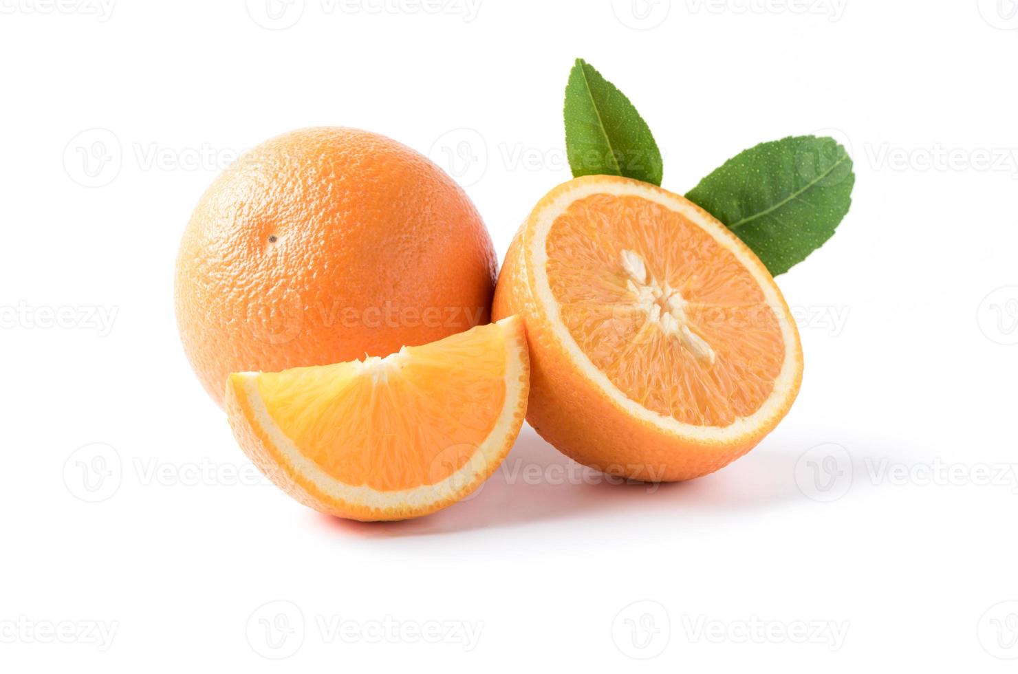 Fresco rebanado naranja aislado en blanco foto