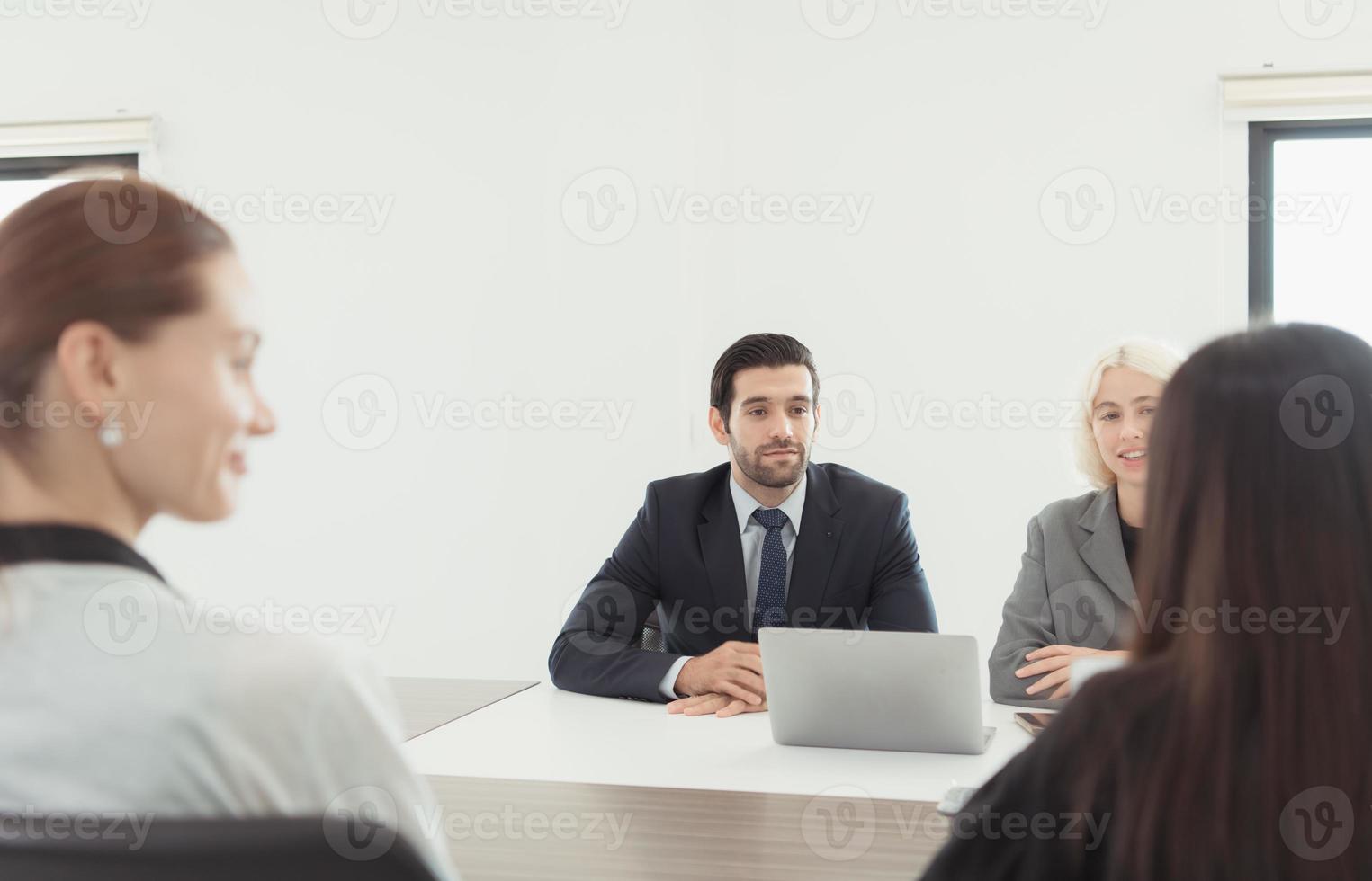 ejecutivos entrevistando nuevo empleados quien será ser responsable para el nuevo negocio ese es acerca de a ser lanzado. foto