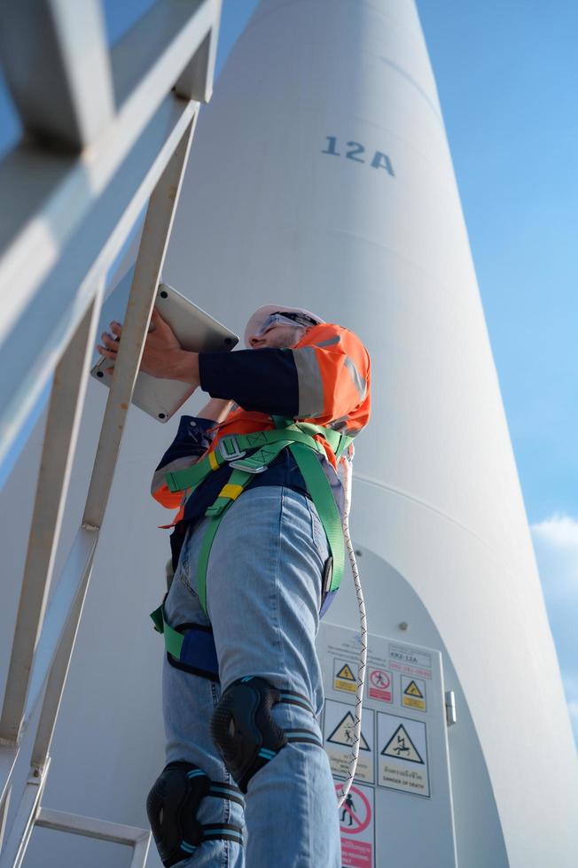 ingeniero a natural energía viento turbina sitio debe utilizar un computadora a controlar cheque para exactitud en trabajo foto