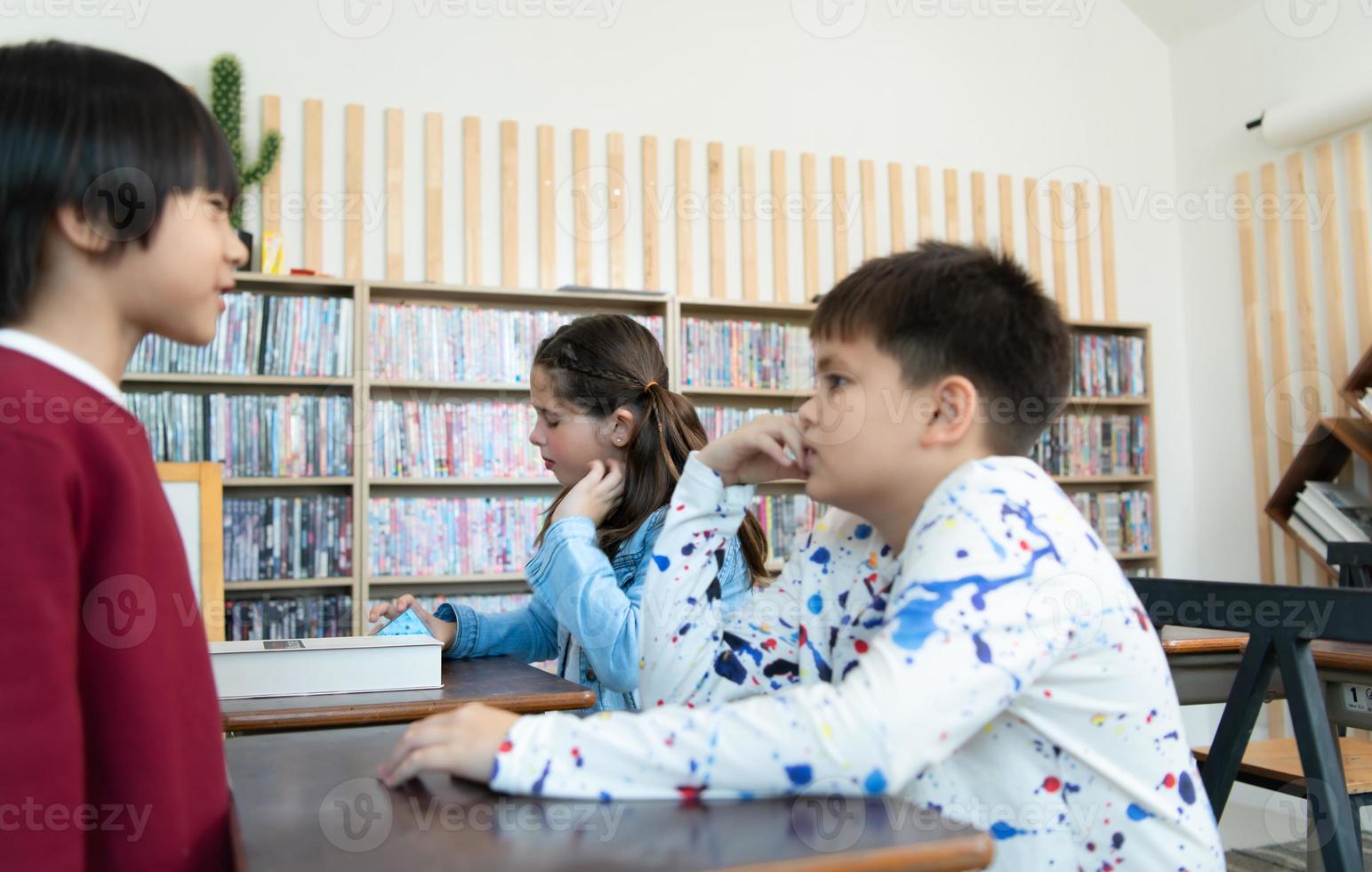 un grupo de estudiantes desde un internacional colegio ese promueve creatividad foto