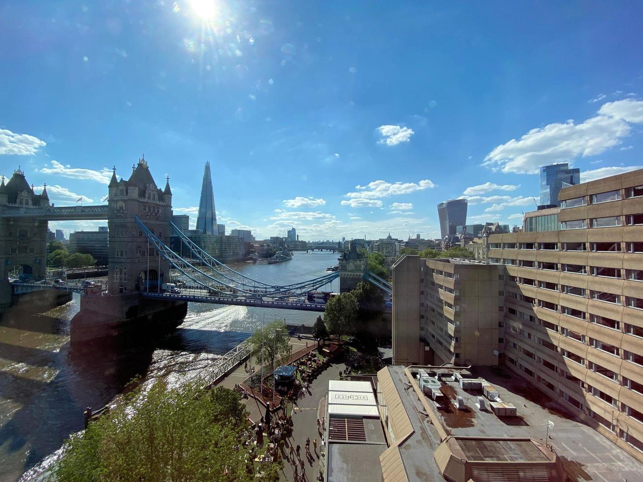 londres en el reino unido en junio de 2022. una vista del puente de la torre en londres foto