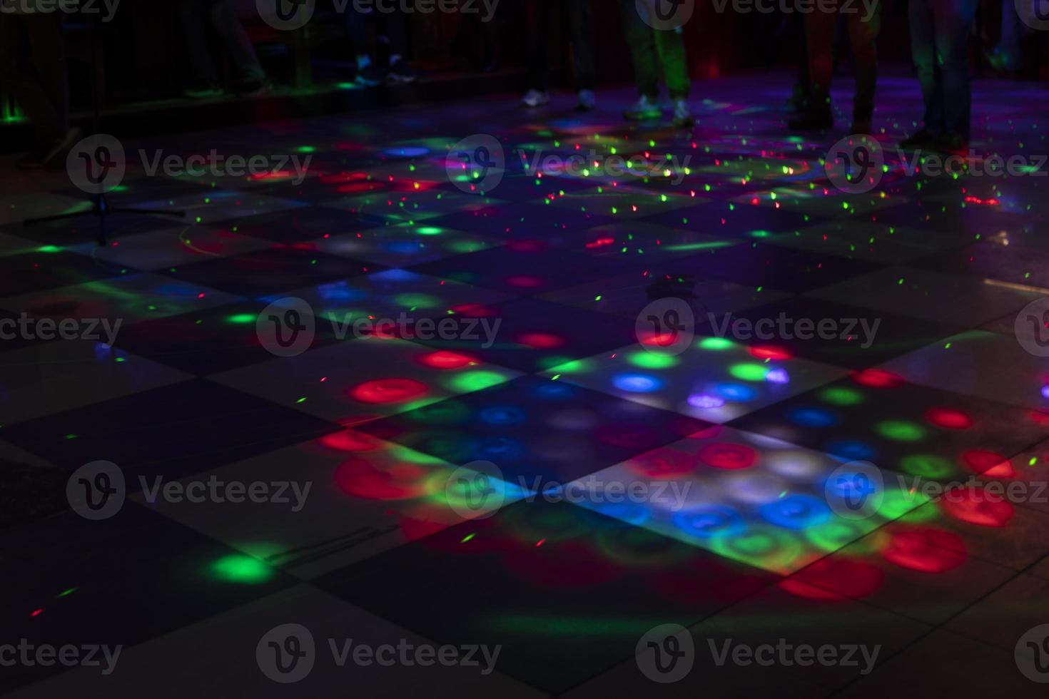 discoteca en la pista de baile. manchas de flores en el suelo. música en color en el interior. foto