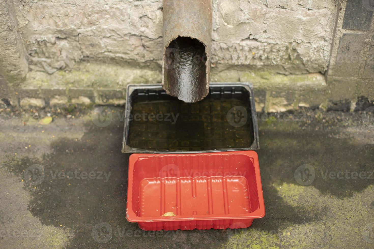 tubo en casa. agua de lluvia desagüe. gato bandeja. calle agua para Vagabundo animales foto