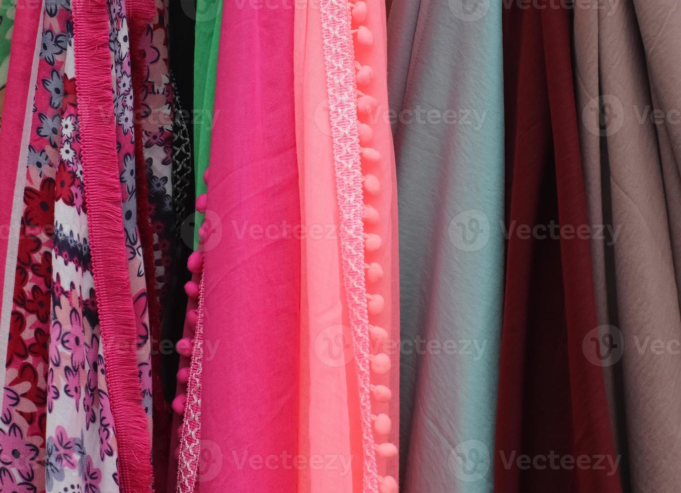 Muestras de telas y telas de diferentes colores encontradas en un mercado de telas en Alemania foto