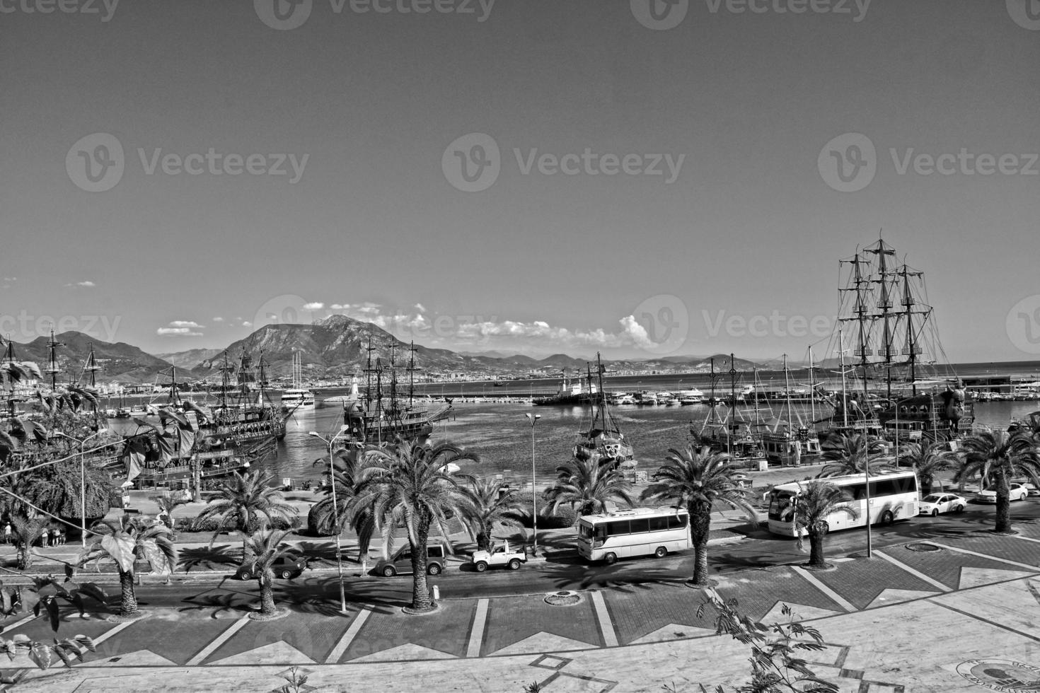 interesante original turco calles y casas en el ciudad de Alanya foto