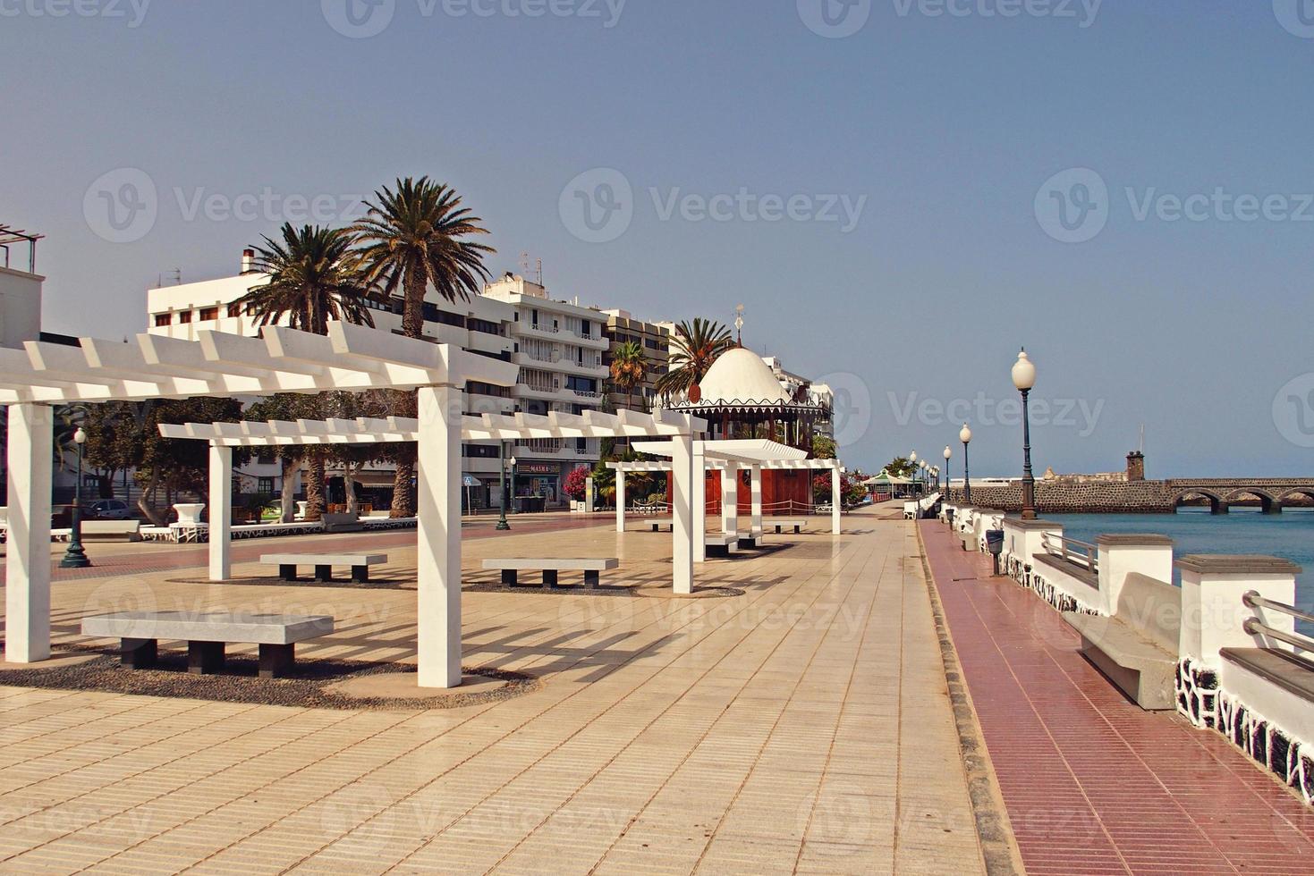 urbano paisaje desde el capital de el canario isla lanzarote arrecife en España en un calentar verano día foto