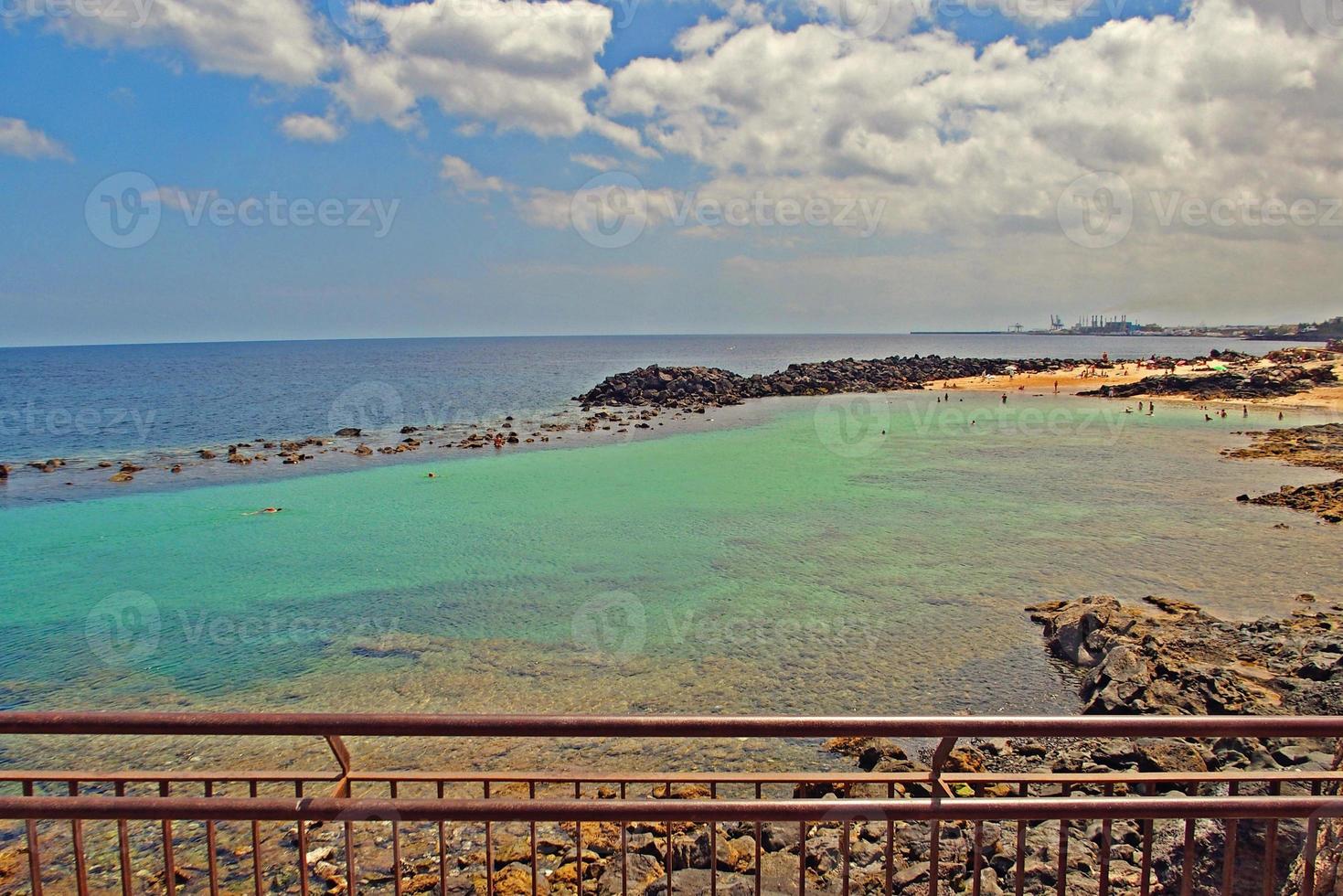 playa paisaje con Oceano playa y azul cielo en el isla de lanzarote en España foto