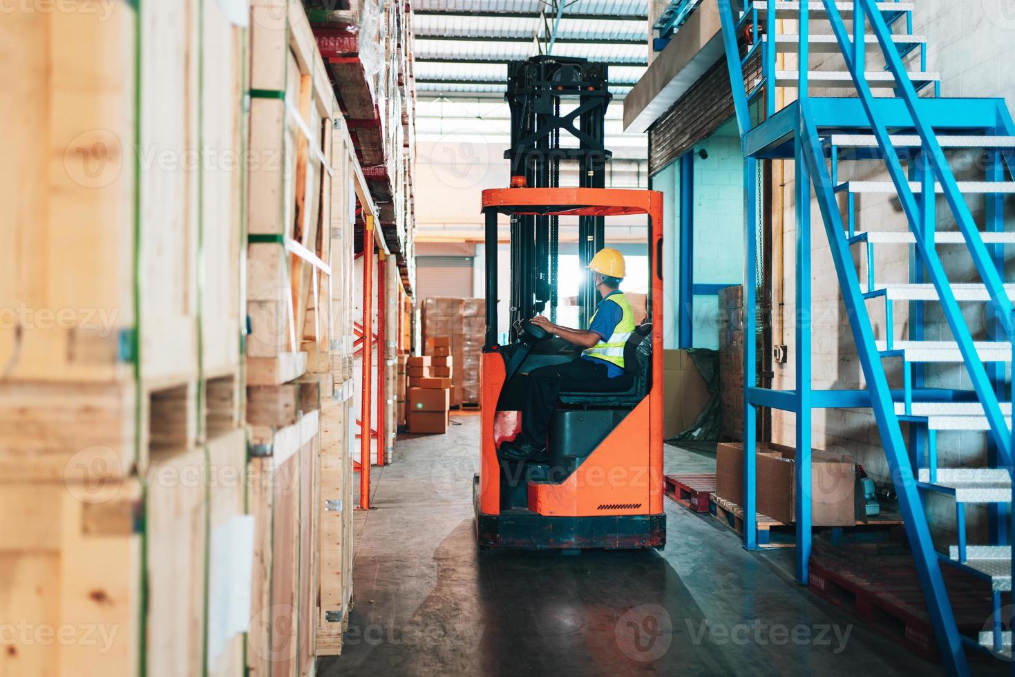 trabajador conductor asiático hombre en protector la seguridad mono uniforme con amarillo casco de seguridad a almacén máquina elevadora cargador trabajos foto