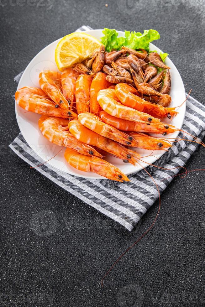 Fresco camarón gamba Mariscos plato comida comida bocadillo en el mesa Copiar espacio comida antecedentes rústico parte superior ver foto