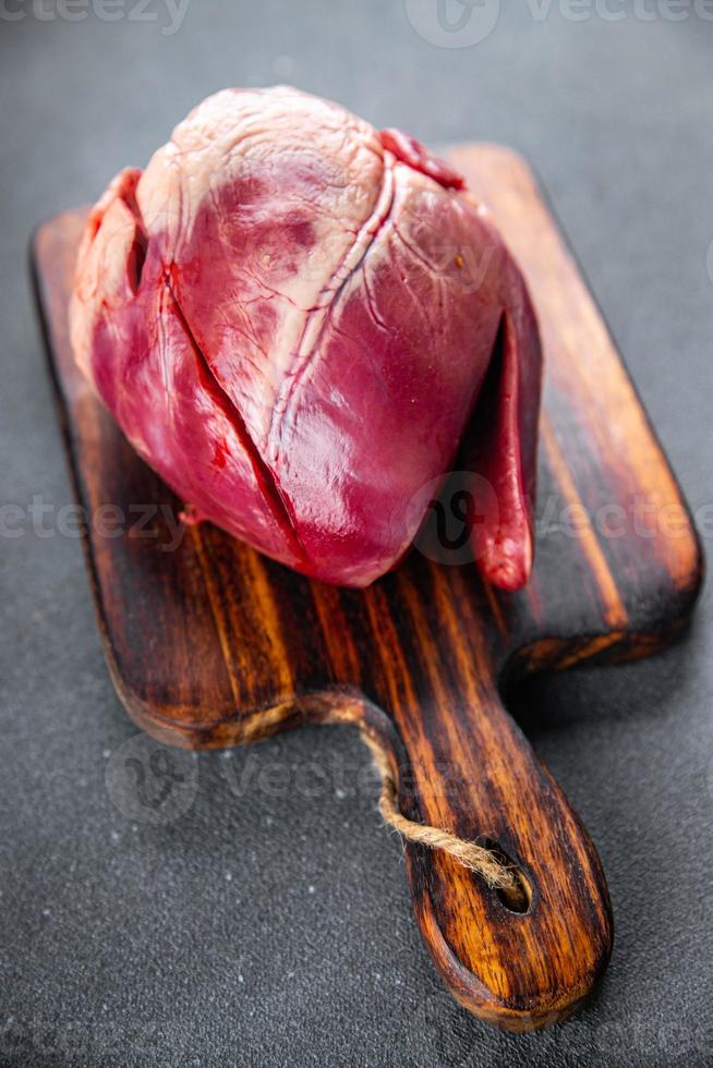 carne corazón crudo menudencias Cerdo o carne de vaca comida comida bocadillo en el mesa Copiar espacio comida antecedentes rústico parte superior ver foto