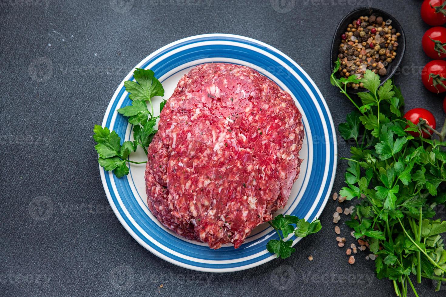 picado carne carne de vaca suelo carne Listo a cocinar sano comida comida bocadillo en el mesa Copiar espacio comida antecedentes rústico parte superior ver foto