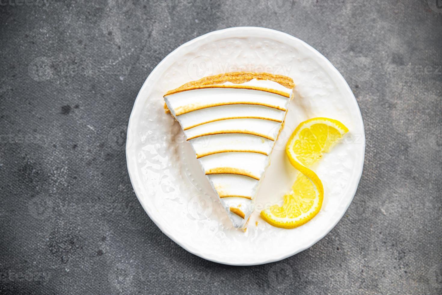 limón tarta merengue dulce postre Listo a comer sano comida comida bocadillo en el mesa Copiar espacio comida antecedentes rústico parte superior ver foto
