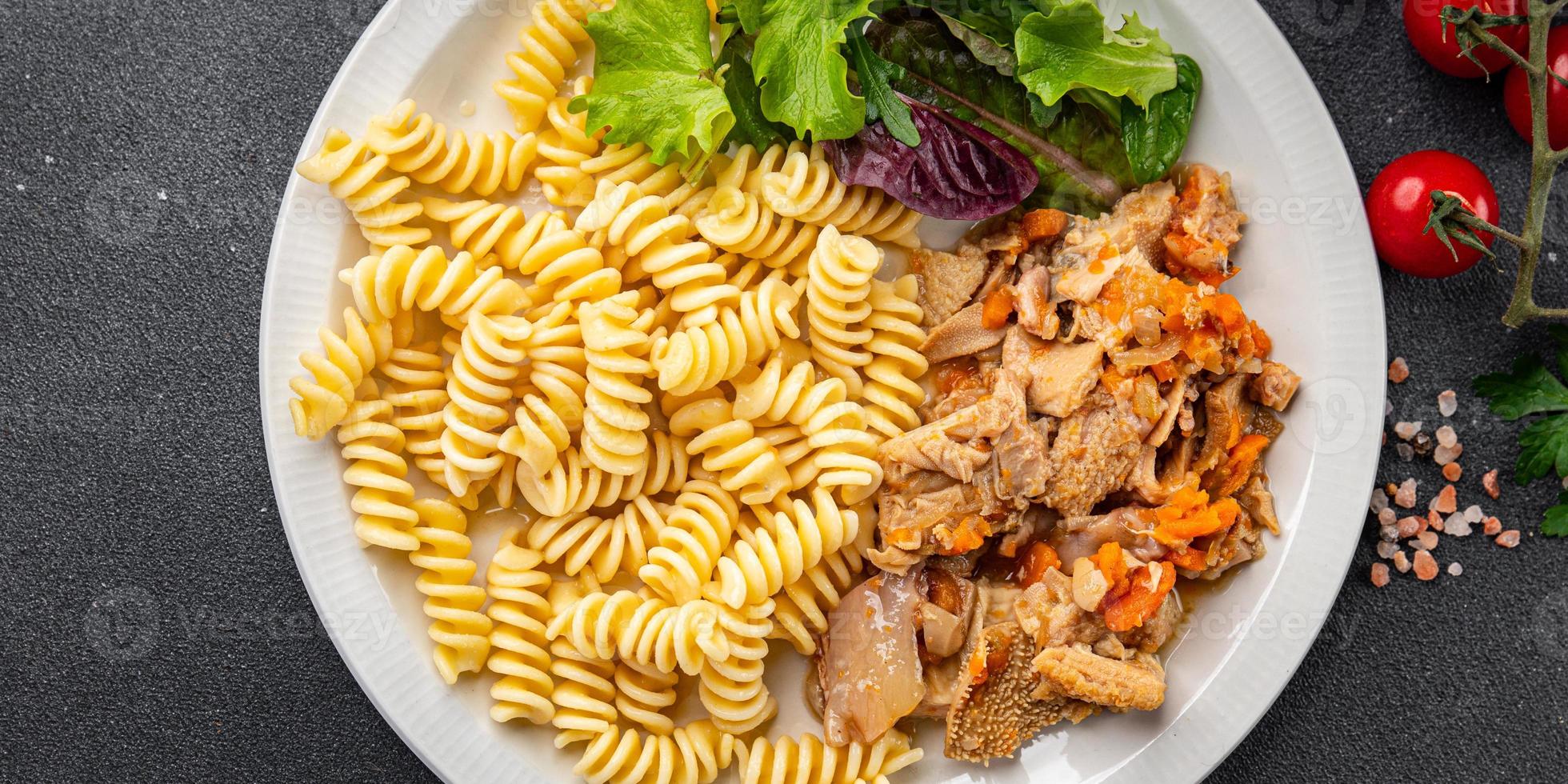 pasta carne callos fusilli Fresco Listo a cocinar sano comida comida bocadillo en el mesa Copiar espacio comida antecedentes rústico parte superior ver foto