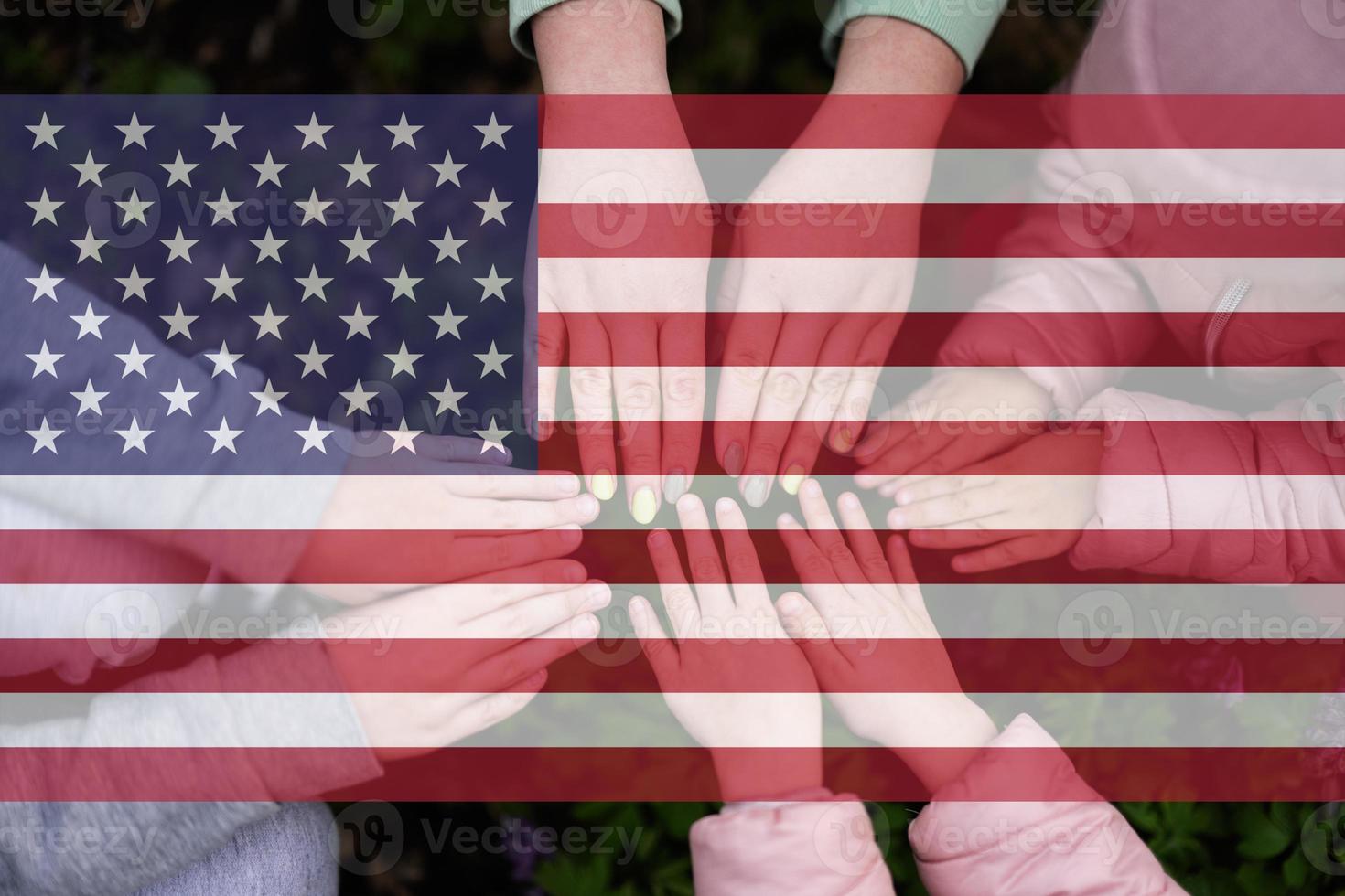manos de niños en antecedentes de Estados Unidos bandera. americano patriotismo y unidad concepto. foto