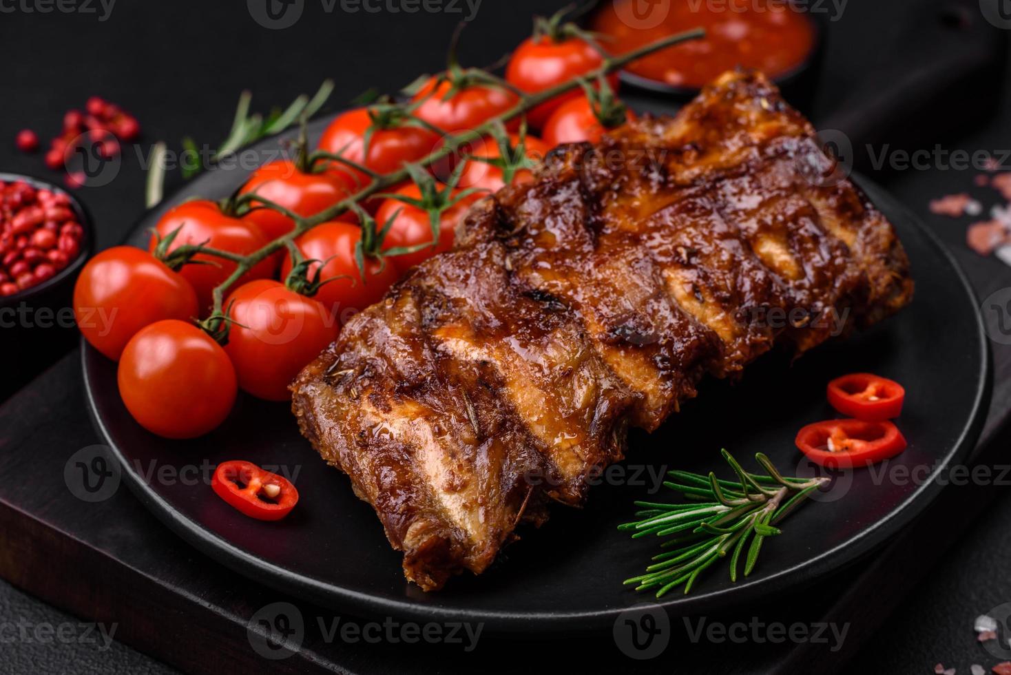 delicioso A la parrilla Cerdo costillas con salsa, especias y hierbas foto