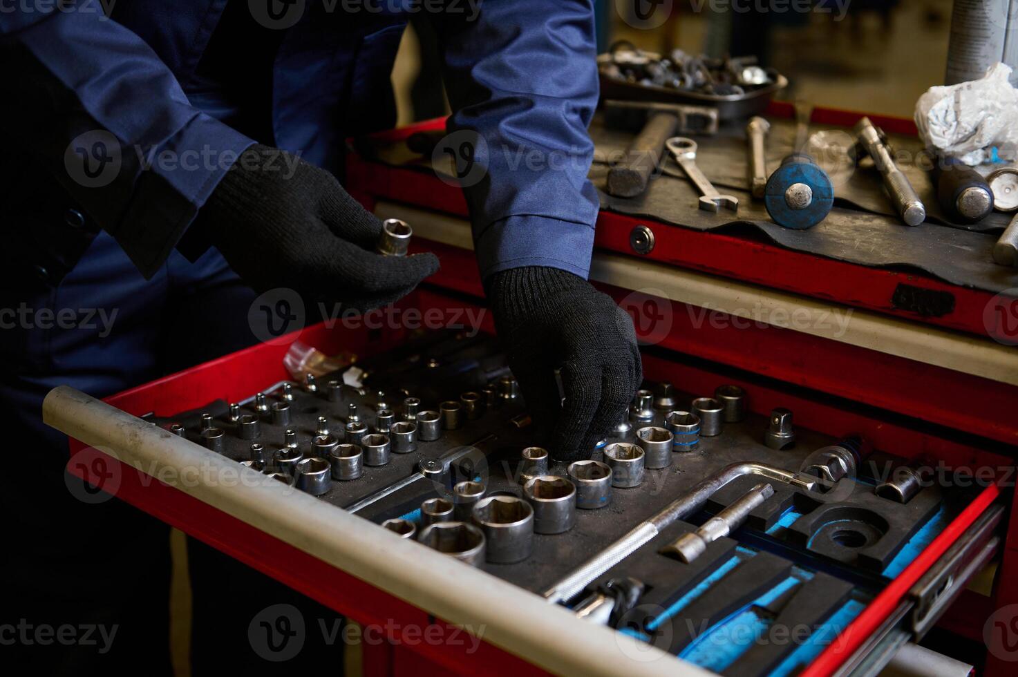 de cerca de un conjunto de torx para enchufe llave y mano herramientas y llaves en caja. garaje pintura coche servicio. herramienta a reparar el coche o reemplazar automotor de repuesto partes, auto partes. sucio herramienta Servicio foto