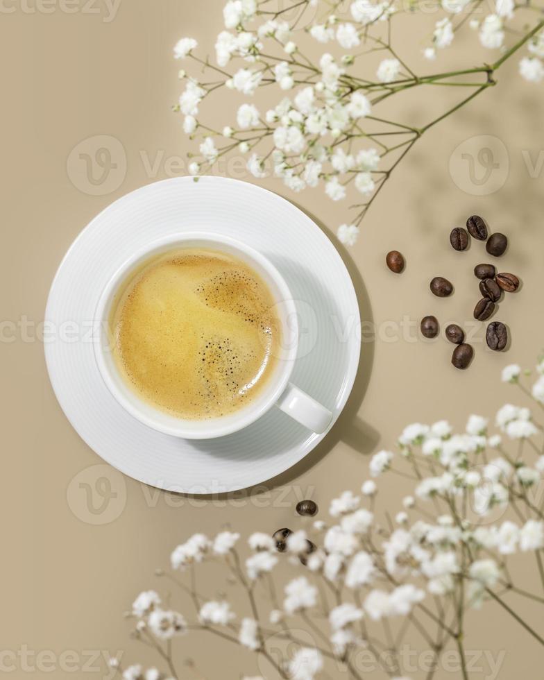 café composición con taza de natural café y café frijoles con flores foto