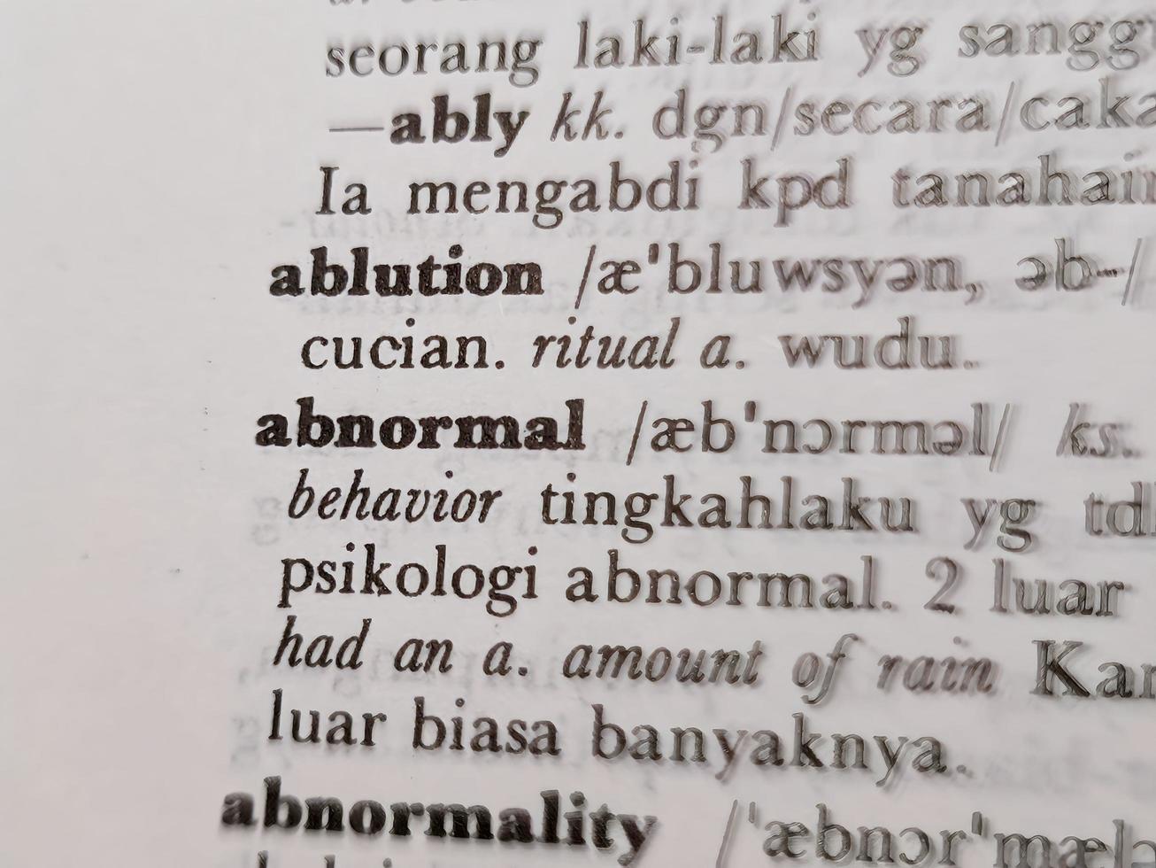 un cerca arriba de el palabra anormal en el Inglés a indonesio diccionario. para palabra antecedentes o fondo de pantalla foto
