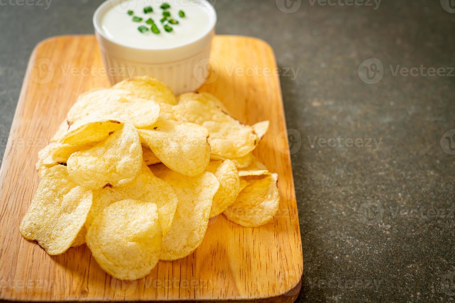 papas fritas con crema agria foto