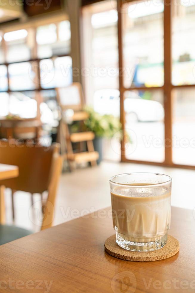 vaso de café sucio en la cafetería foto