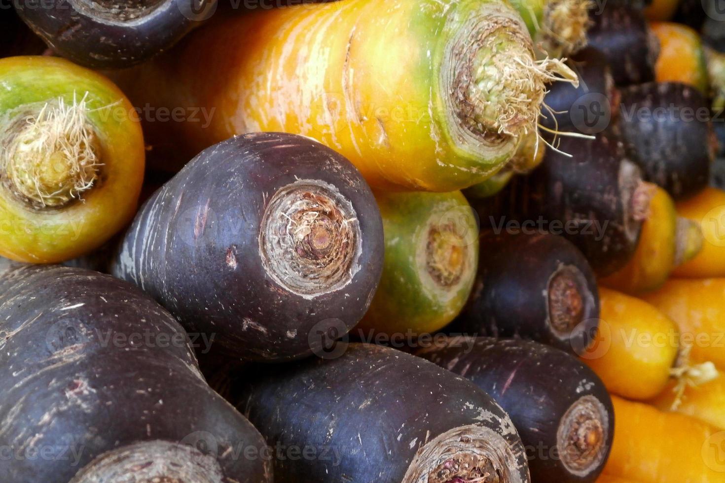 apilar de amarillo y negro zanahorias foto