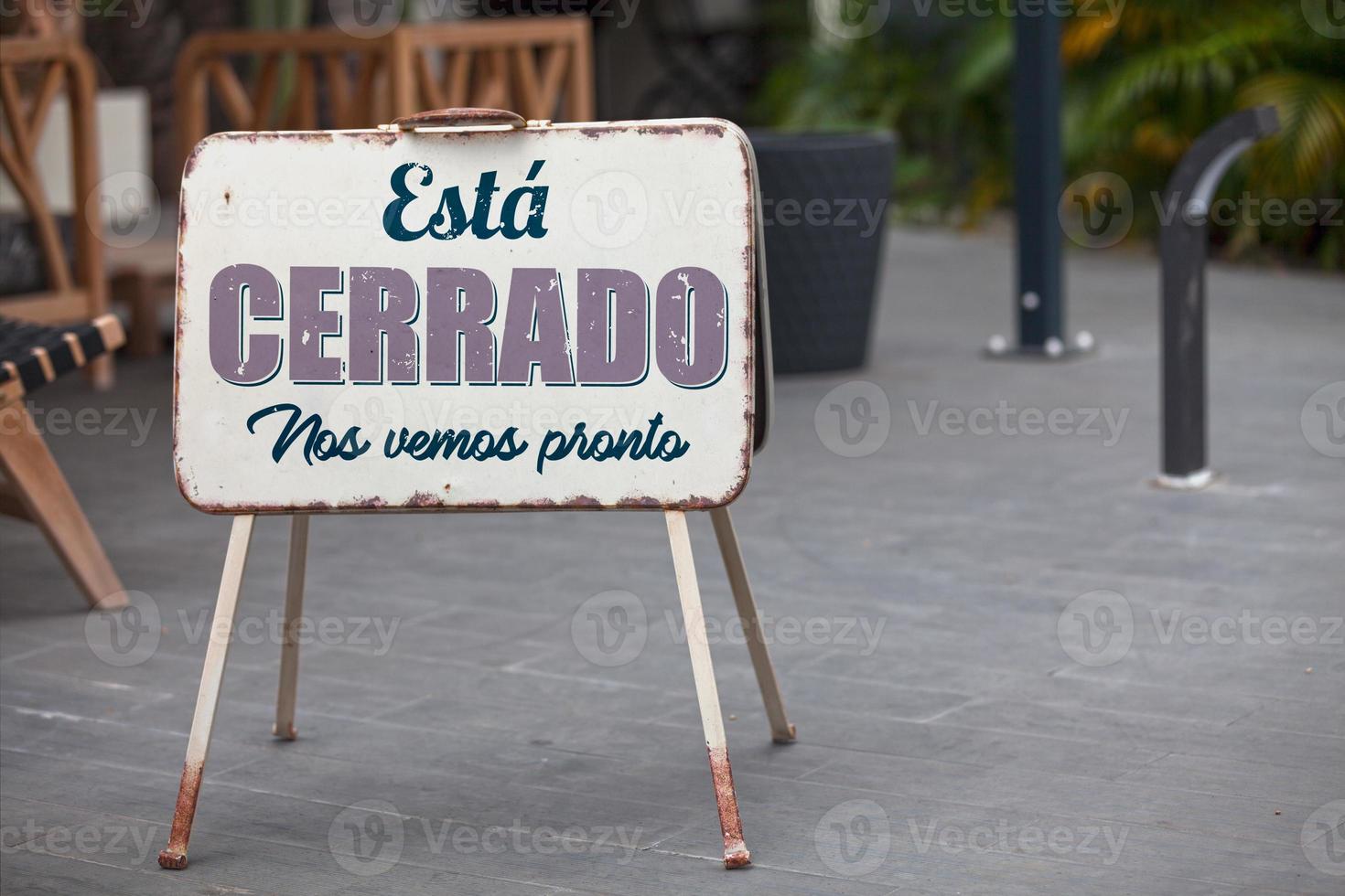 Outdoor closed sign in Spanish photo