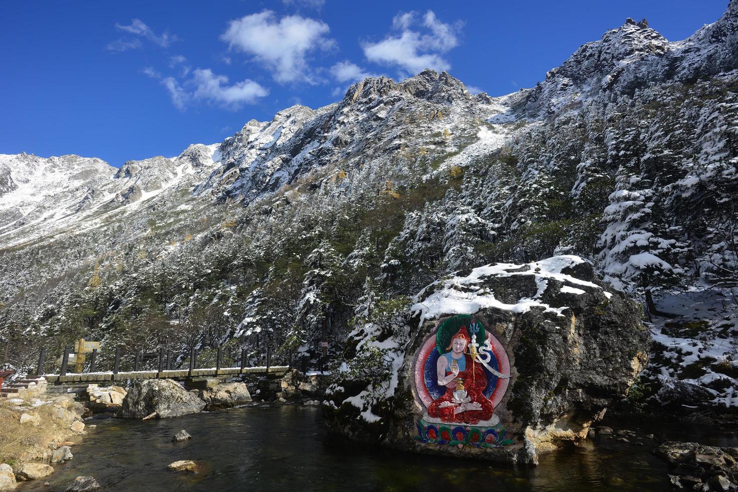 Roca tallas y pinturas de tibetano Buda estatuas en el montañas de occidental sichuan, China foto