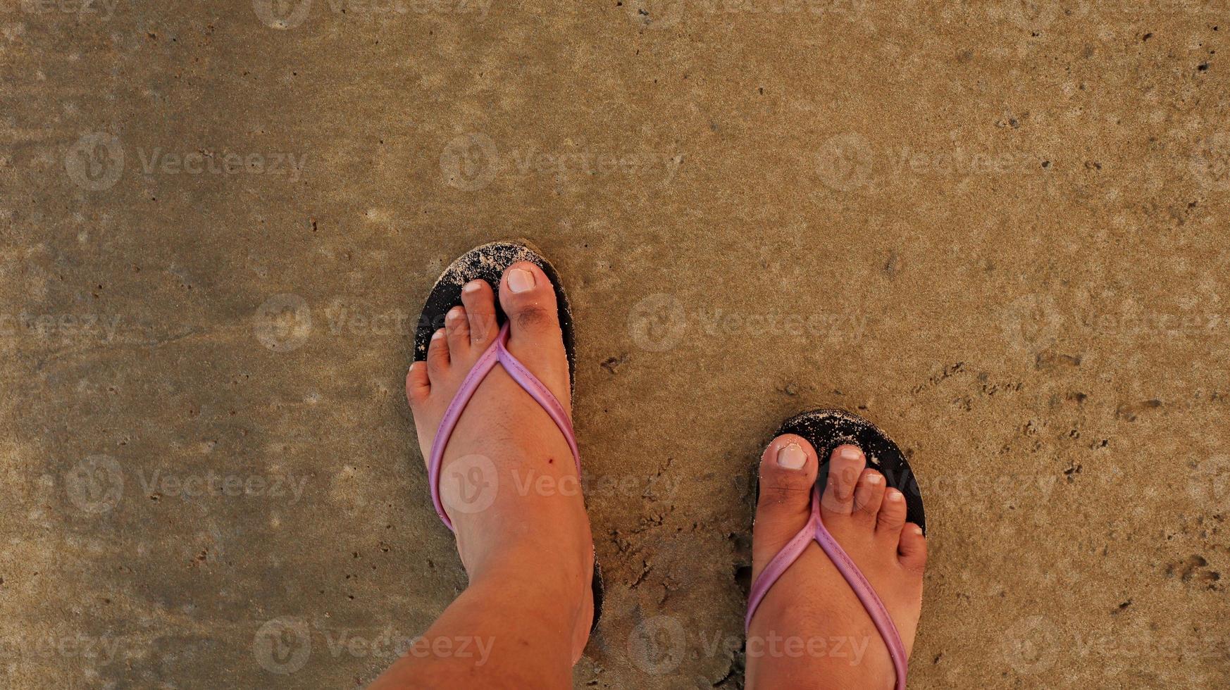 selfie de pies en sandalias Zapatos en playa foto