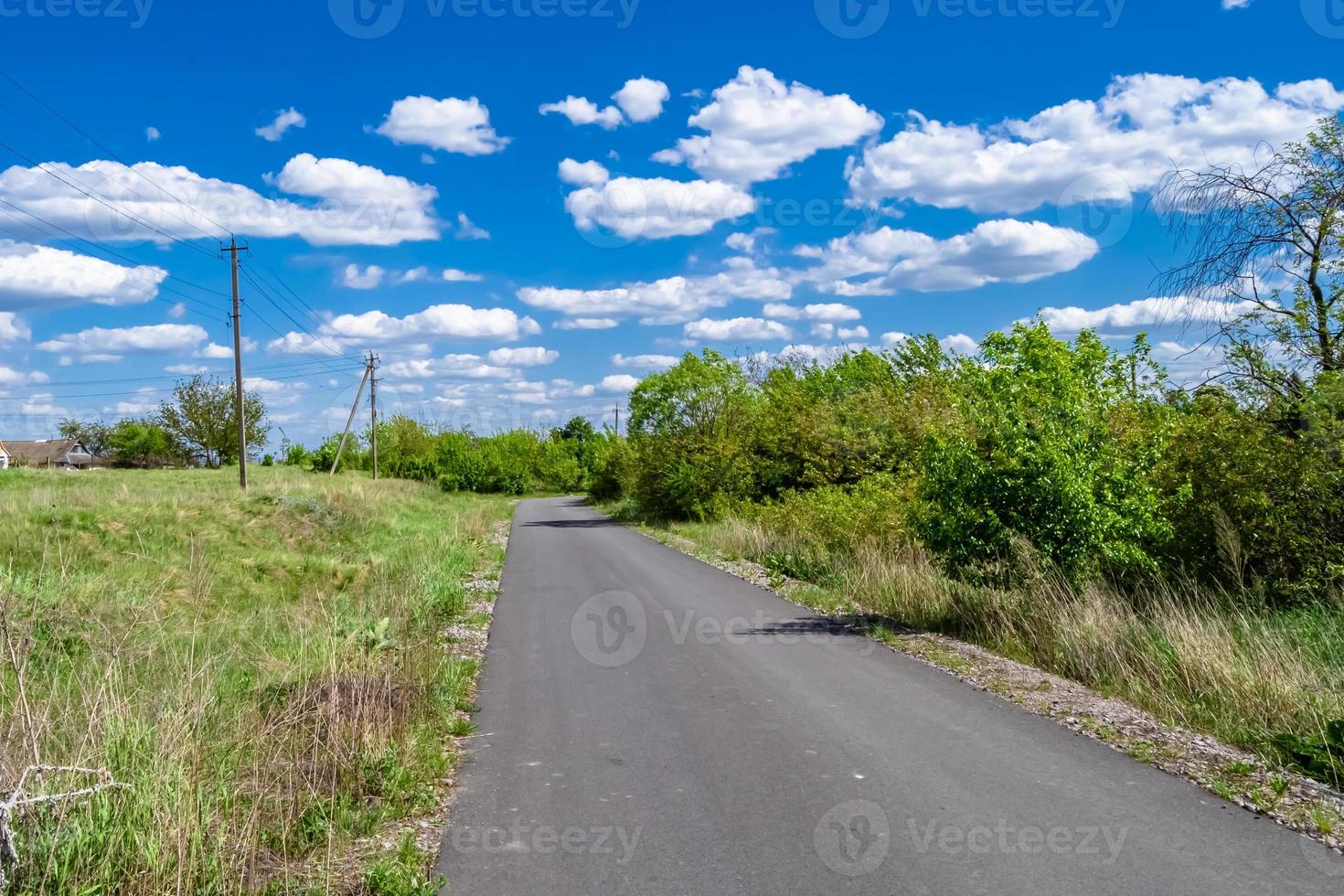 Hermosa carretera de asfalto vacía en el campo sobre fondo de color foto