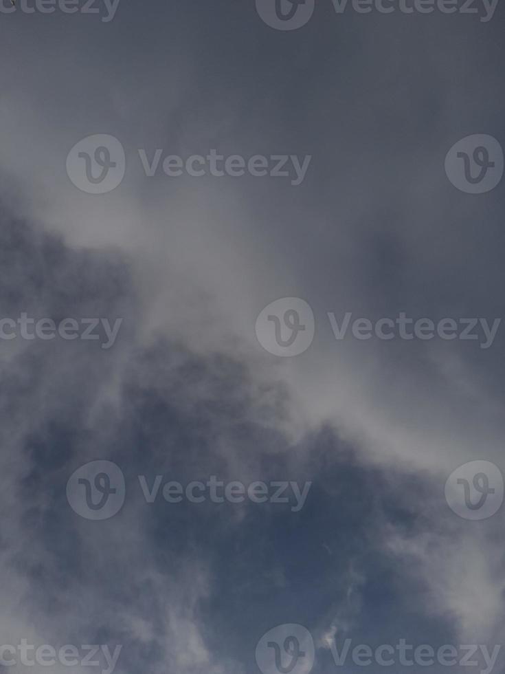 hermosas nubes blancas sobre fondo de cielo azul profundo. grandes nubes esponjosas suaves y brillantes cubren todo el cielo azul. foto