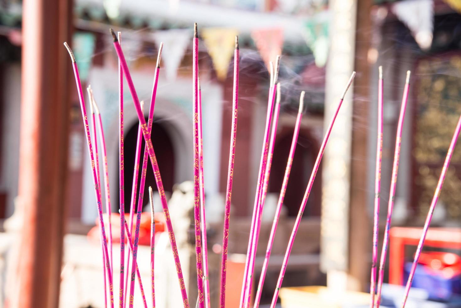 el palo de incienso o joss stick para orar al buda, el templo chino en china foto