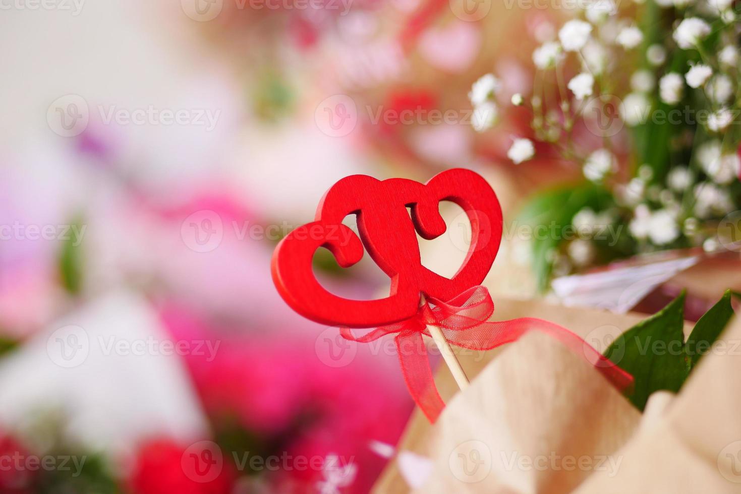 rojo Rosa ramo de flores y corazón forma símbolo para regalo . foto