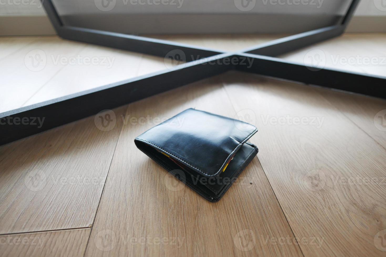 izquierda billetera en piso a hogar foto
