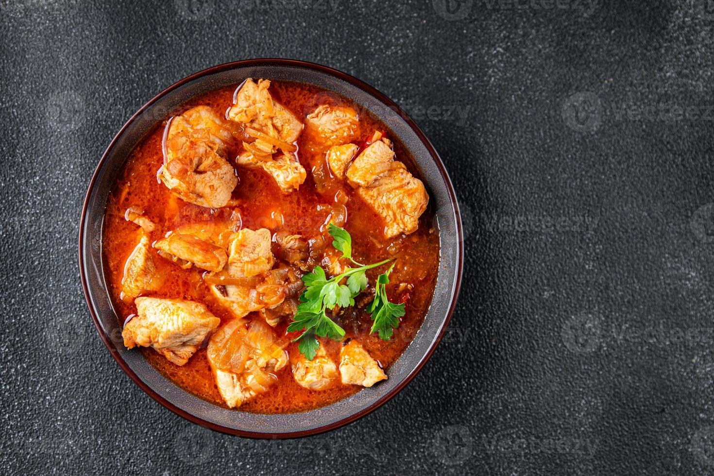 pollo carne tomate salsa, vegetal comida comida bocadillo en el mesa Copiar espacio comida antecedentes rústico parte superior ver foto