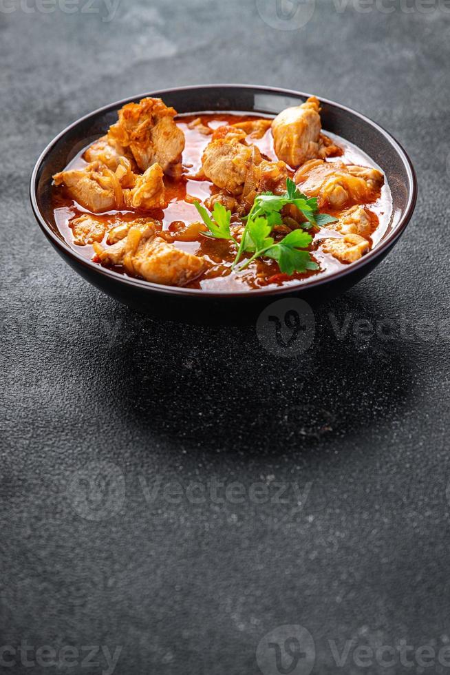 pollo carne tomate salsa, vegetal comida comida bocadillo en el mesa Copiar espacio comida antecedentes rústico parte superior ver foto