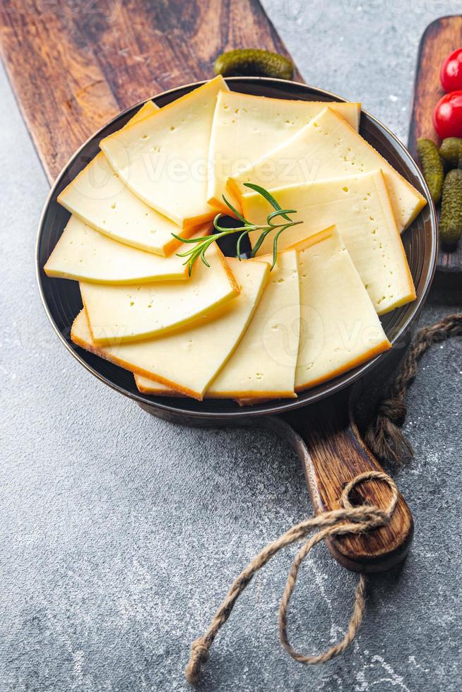 raclette queso comida aperitivo comida comida comida bocadillo en el mesa Copiar espacio comida antecedentes rústico parte superior ver foto