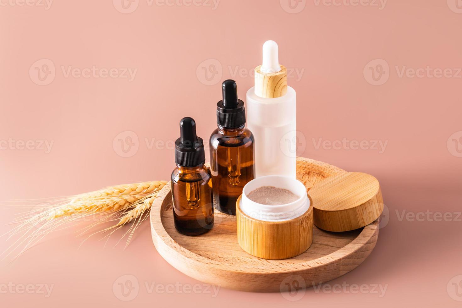 multifuncional hidratante suero y crema para cara y cuerpo piel cuidado en un cosmético conjunto de natural cuidados personales productos marrón antecedentes. foto