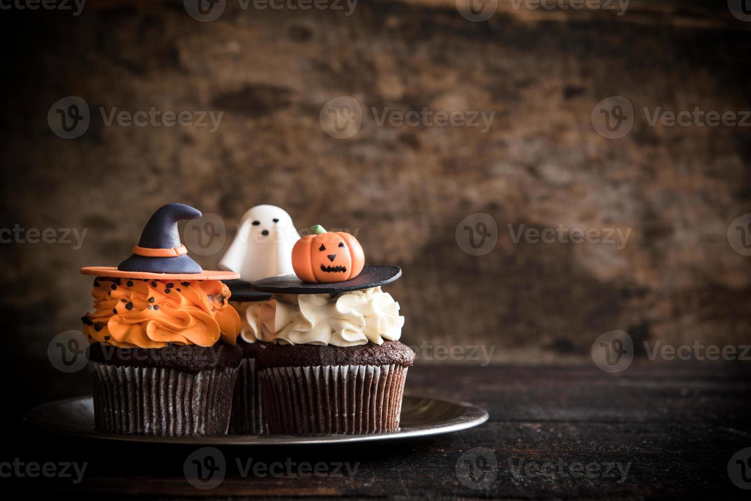 Funny Halloween cup cakes photo