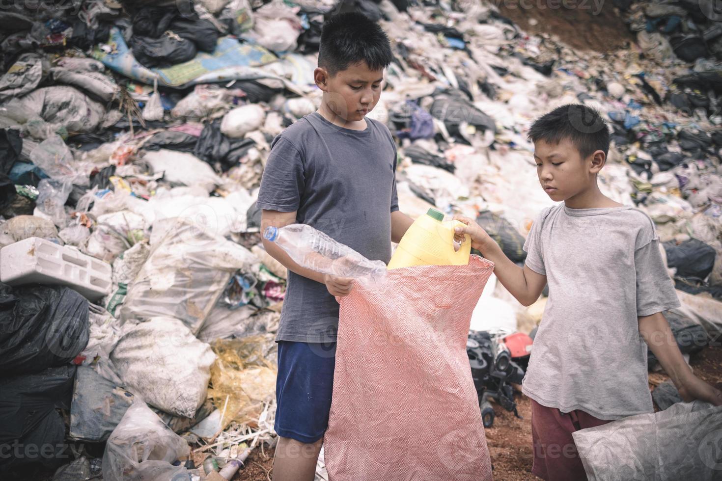 pobre niños recoger basura para rebaja porque de pobreza, basura reciclar, niño mano de obra, pobreza concepto, humano tráfico, mundo ambiente día, foto