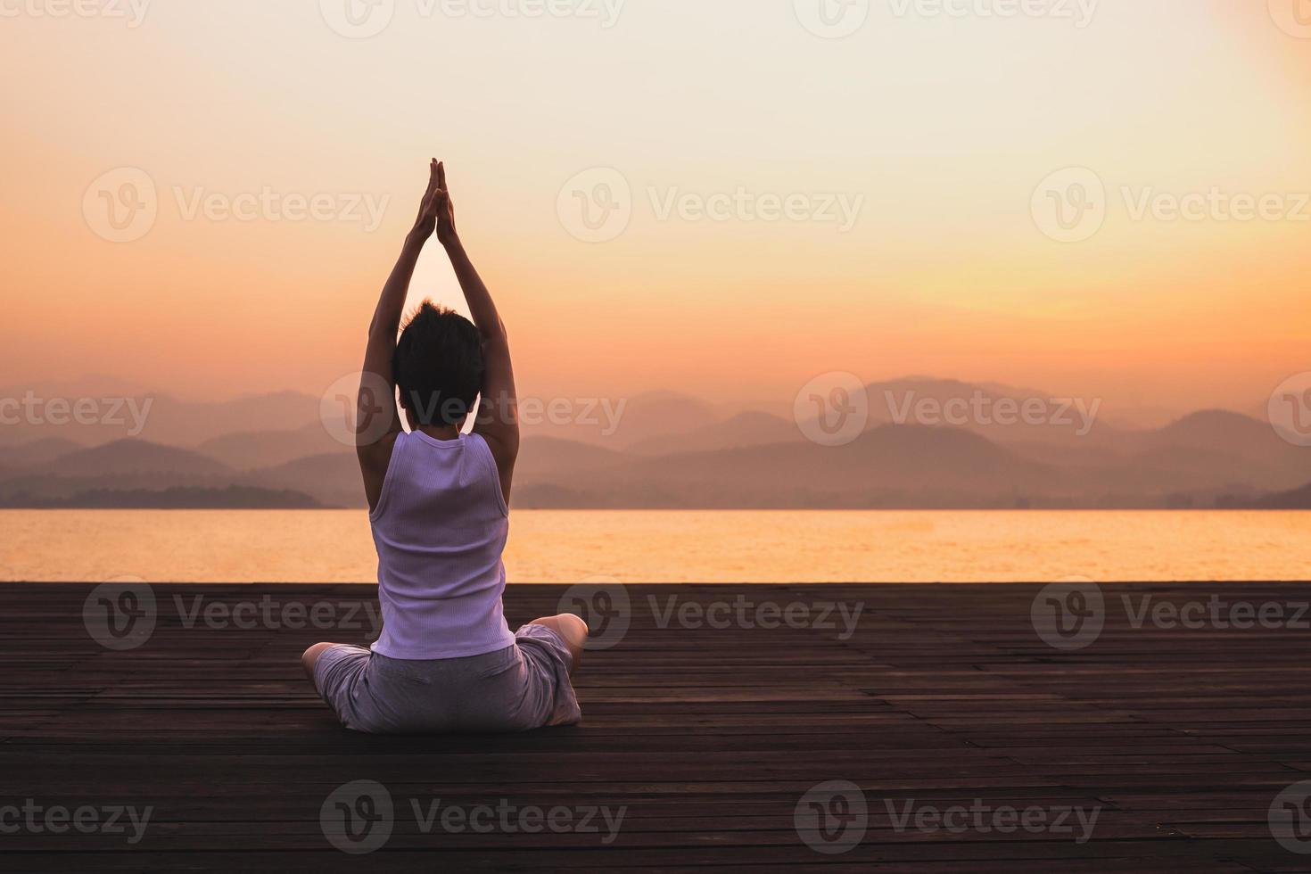 mujer haciendo yoga en naturaleza al aire libre a amanecer. sano estilo de vida concepto foto